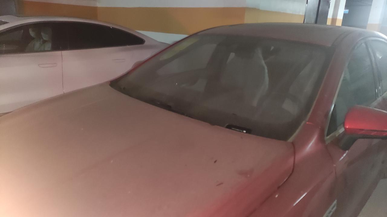 比亚迪秦PLUS DM-i 今天去看车，有个红色秦plus dmi，出厂里程为9公里，然后出厂为三月份，去看发展比较脏，