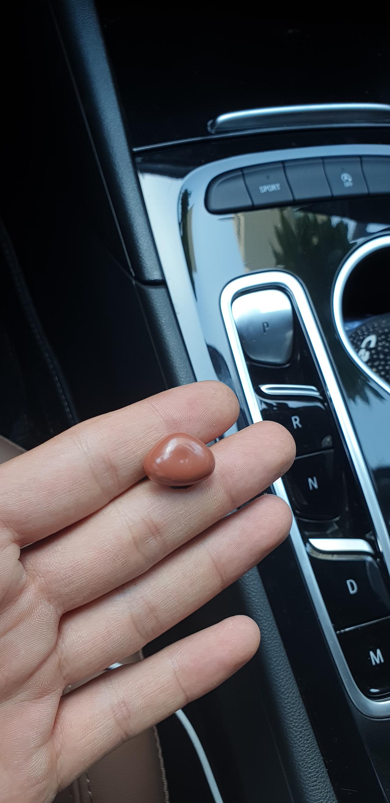 别克君威 各位大哥，这是个什么东西？后排找到的，是车里用的么？