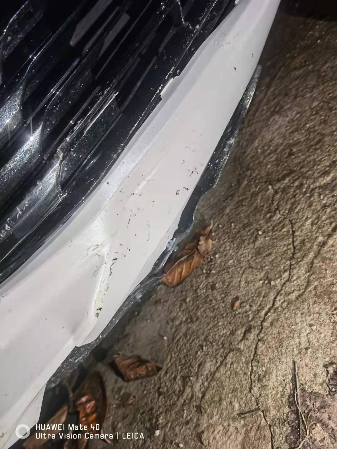 21卡罗拉 开车没注意到不小心撞了个石墩，轻微撞到前面保险杠，下面有点裂开了，这个可以修么，还是直接报保险换比较好呀，大