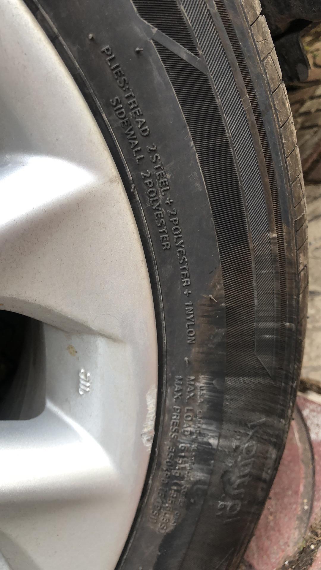丰田卡罗拉 这个是什么牌子 什么型号轮胎 才提车10天要换了 也不懂轮胎 难搞 想去大点的轮胎店换一个