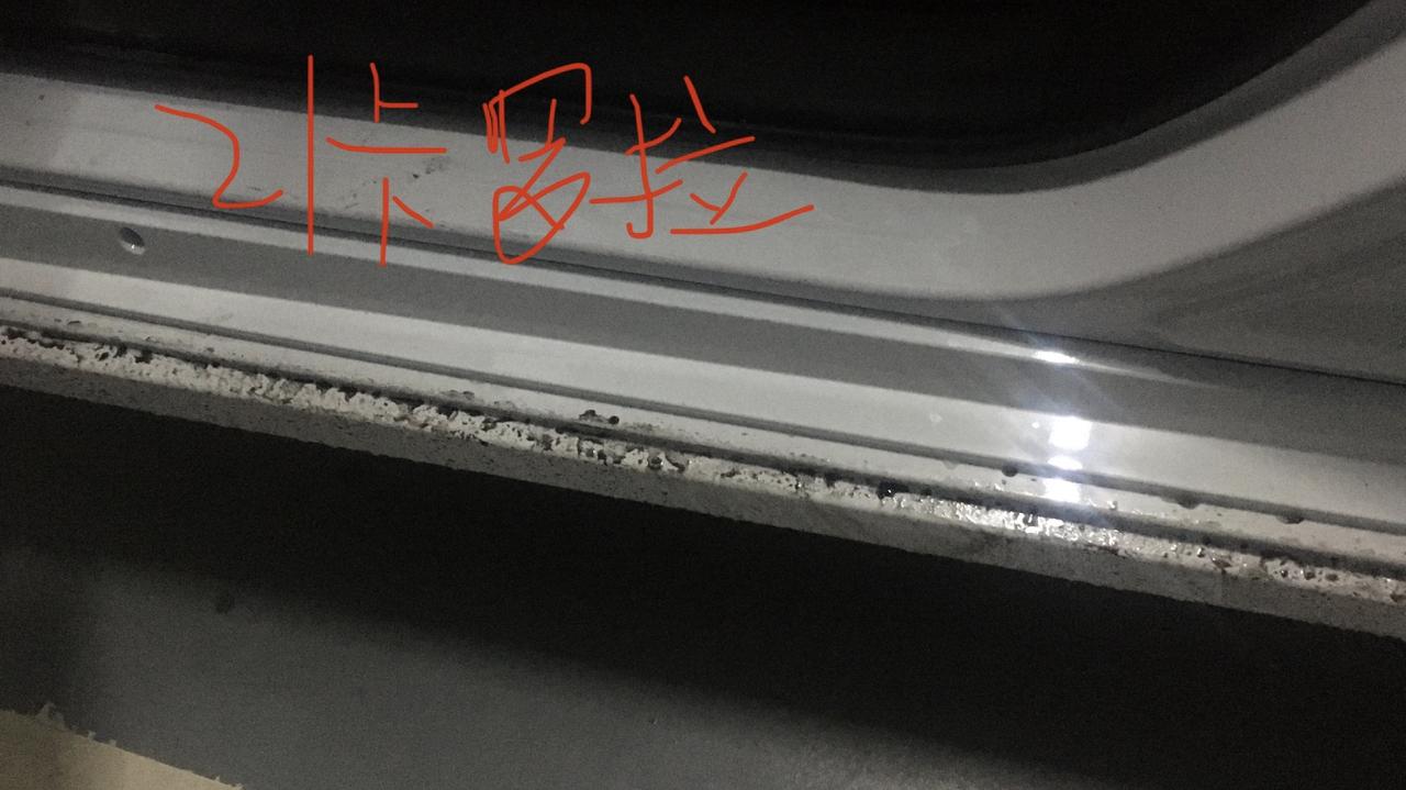 丰田卡罗拉 这是设计缺陷还是另有用途？一下小雨这里成污水沟，裤腿遭殃，搞成好几个台阶状，什么目的？