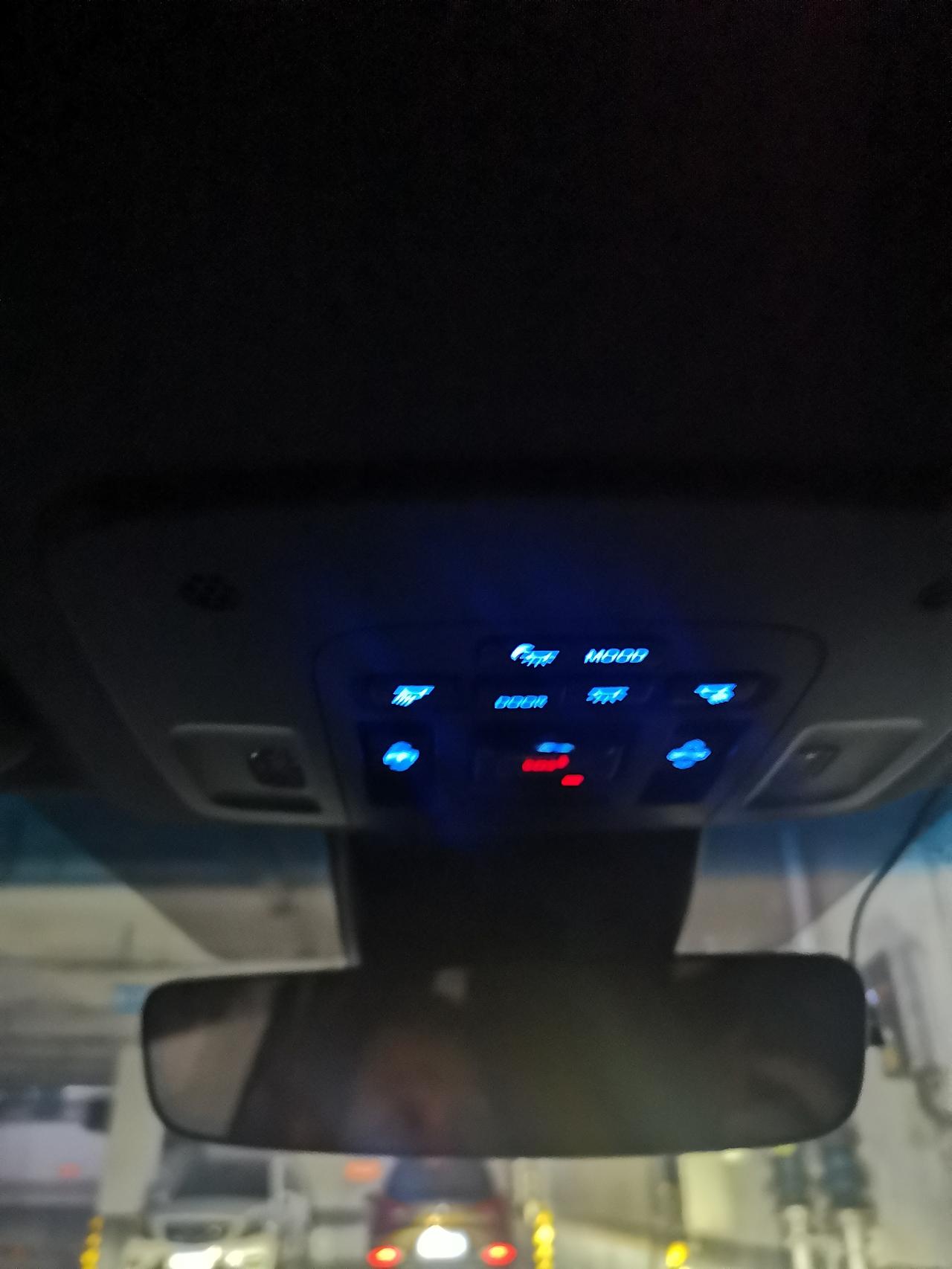 丰田亚洲龙 头顶上有个小灯关不了，后排的就能，咋回事嘞？？