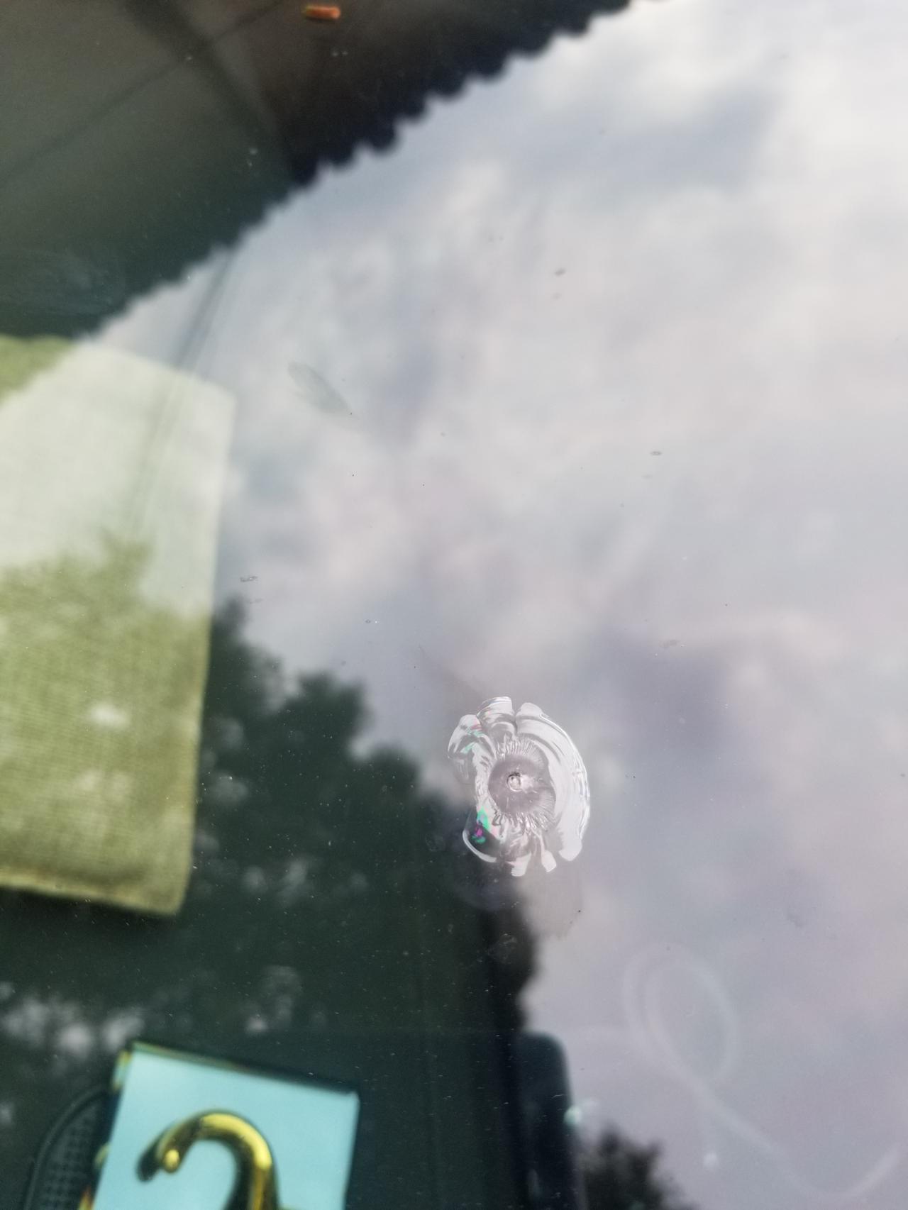 别克君威 老铁们，车子前挡玻璃被石子砸了个小洞，咋整好？不换玻璃补的话，店里大概多少钱？