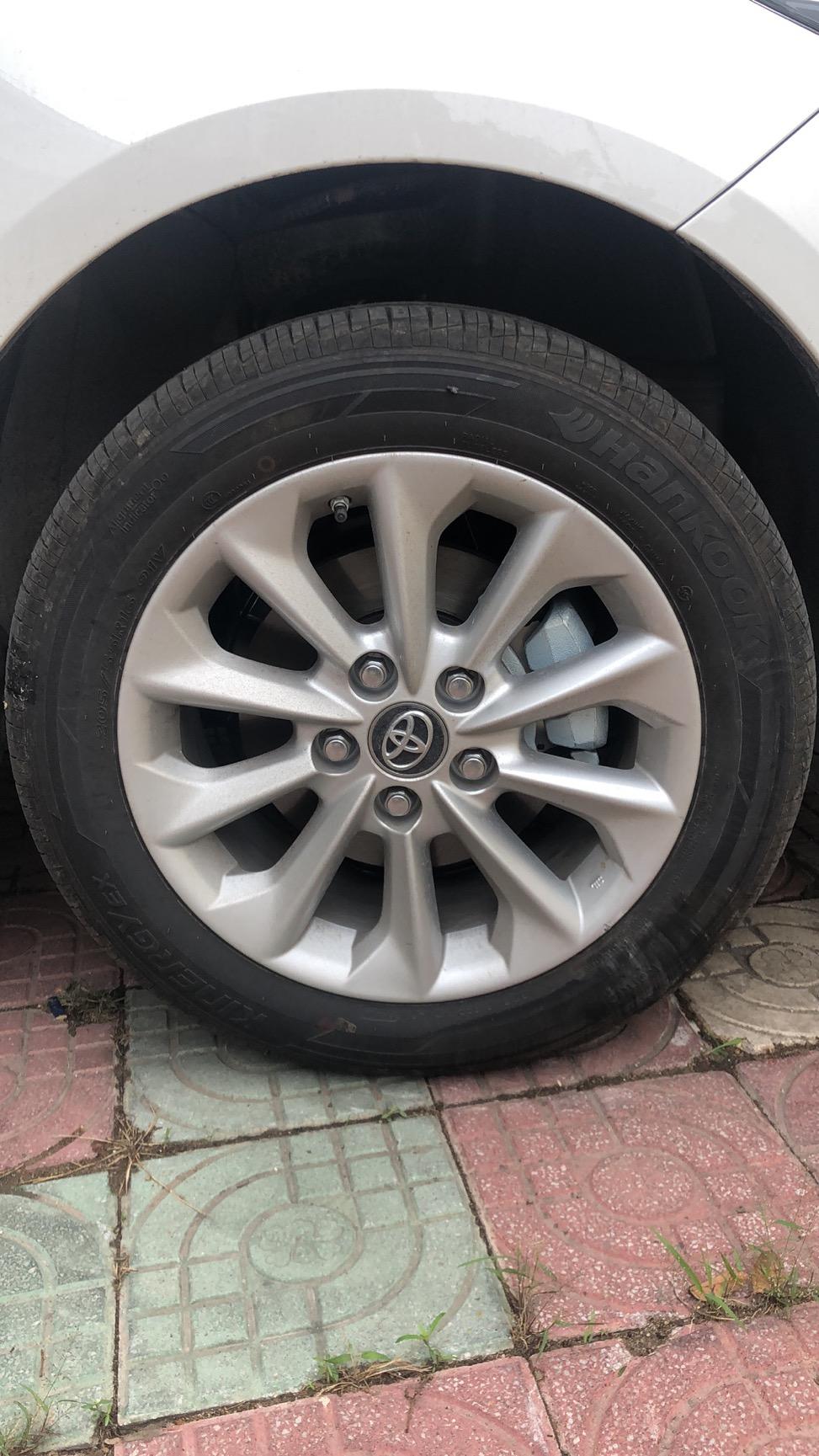 丰田卡罗拉 这个是什么牌子 什么型号轮胎 才提车10天要换了 也不懂轮胎 难搞 想去大点的轮胎店换一个