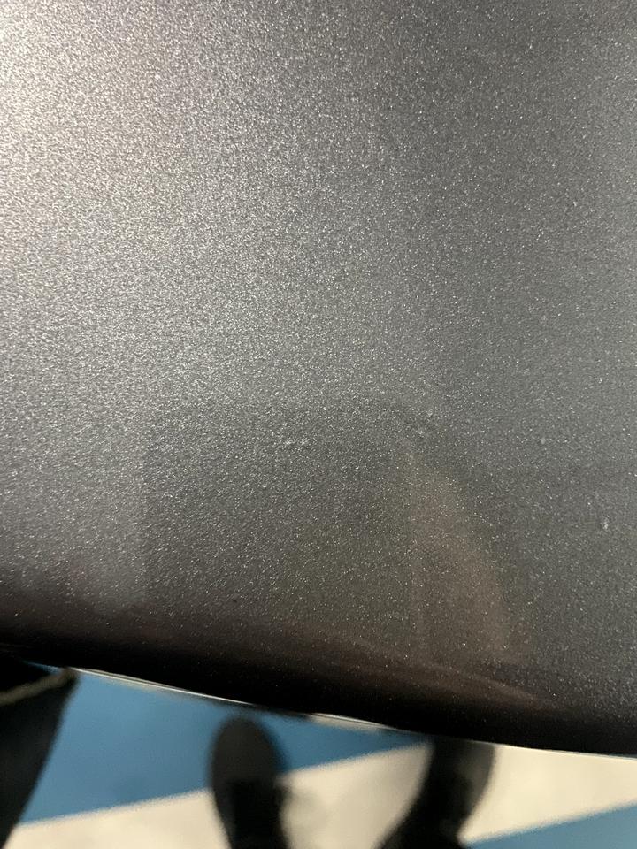 比亚迪秦PLUS DM-i 新车上个月后备箱出现这种类似小沙粒的鼓包市里面生锈了吗？