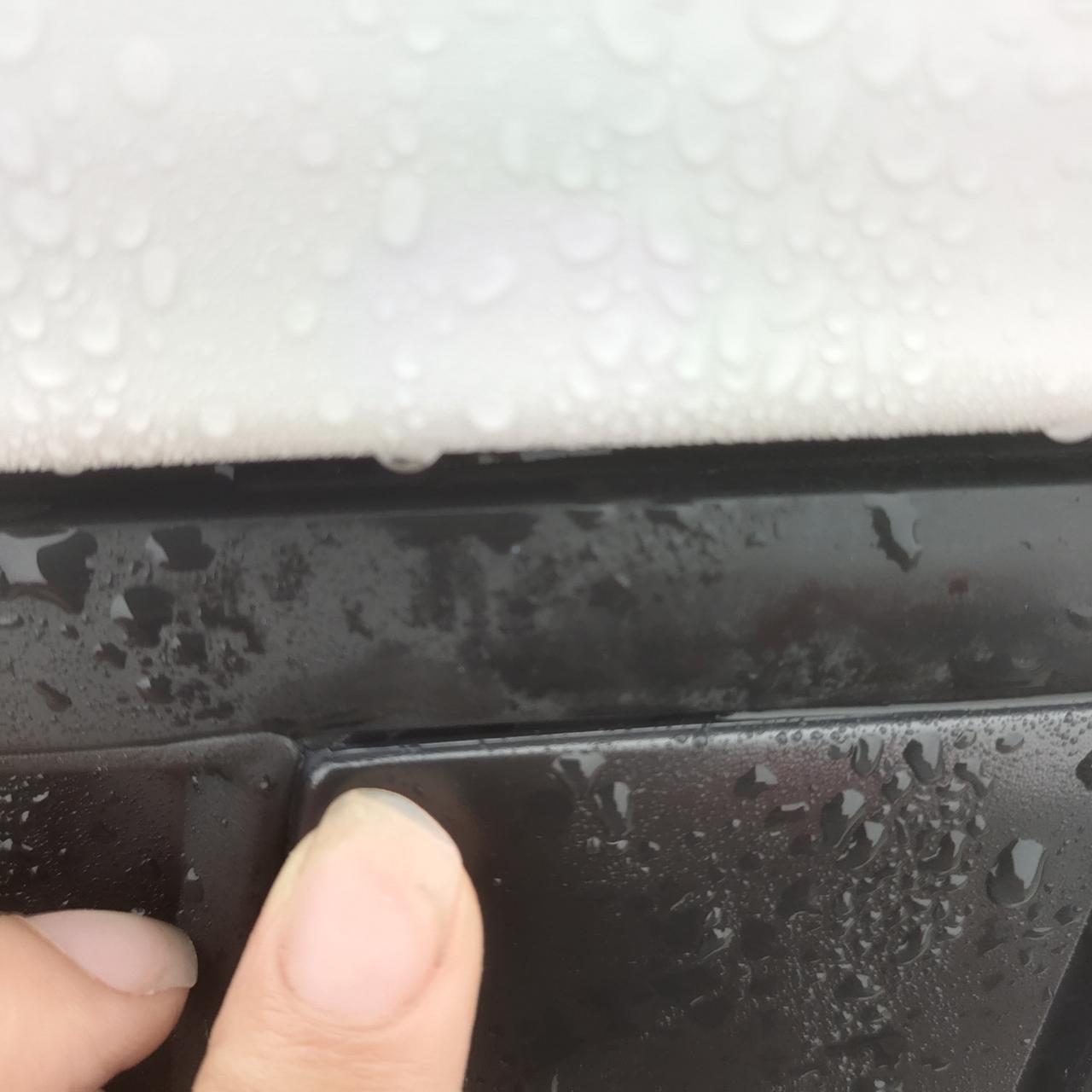 22款新车卡罗拉两边的门窗饰板有翘起现象，大伙有没有这样相同的情况呢