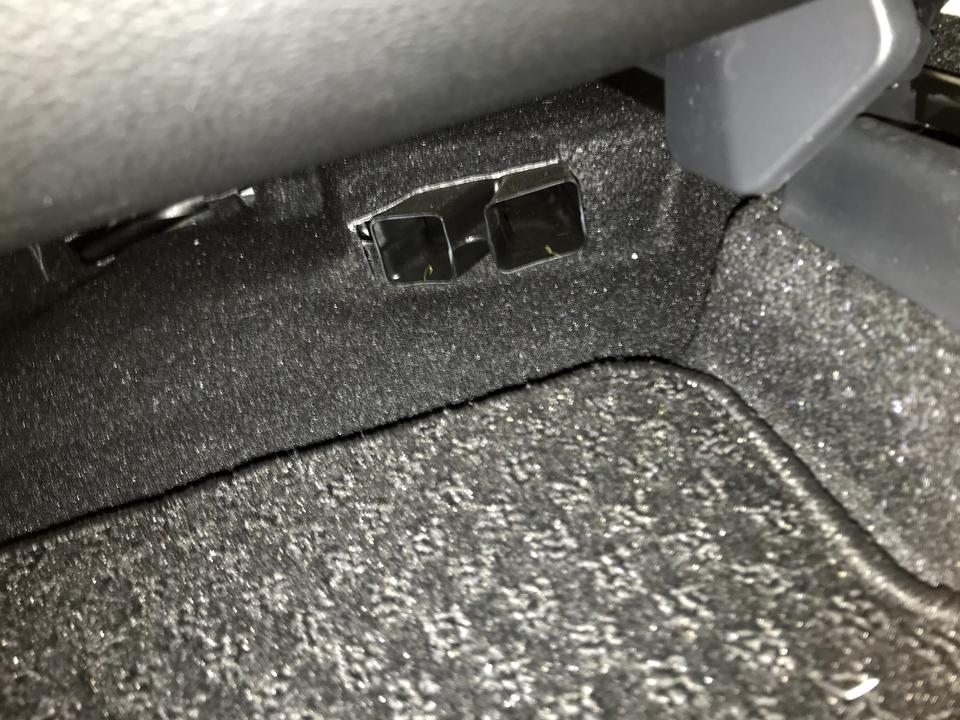 21卡罗拉精英p主驾驶下边，你们有这个管子嘛，这是干啥的