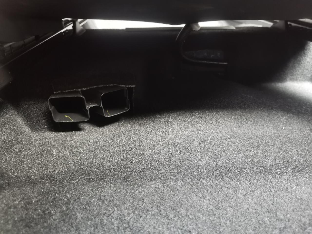 丰田卡罗拉 有没有人发现副驾驶座下面有个这个玩意，干什么用的啊？另外感叹一下，终于感受到了低速时候的顿挫了。
