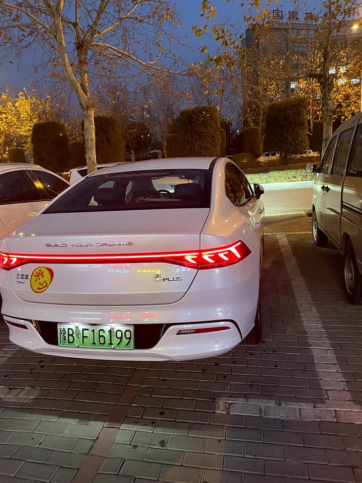 比亚迪秦PLUS DM-i 兄弟们，提车后都加的多少好的汽油？加的是两桶油还是私油？我是21年国庆期间提的车，55旗舰白