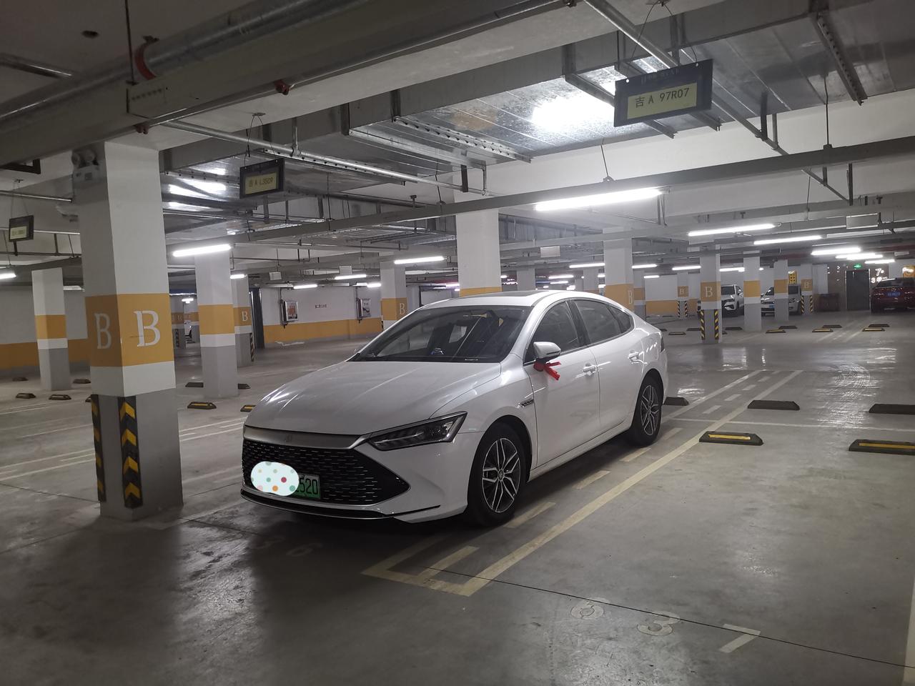 比亚迪秦PLUS DM-i 我家车位刚买回来，求大神给个效果图，我参照一下，不知道安哪里才合适。看隔壁邻居都已经买回来了