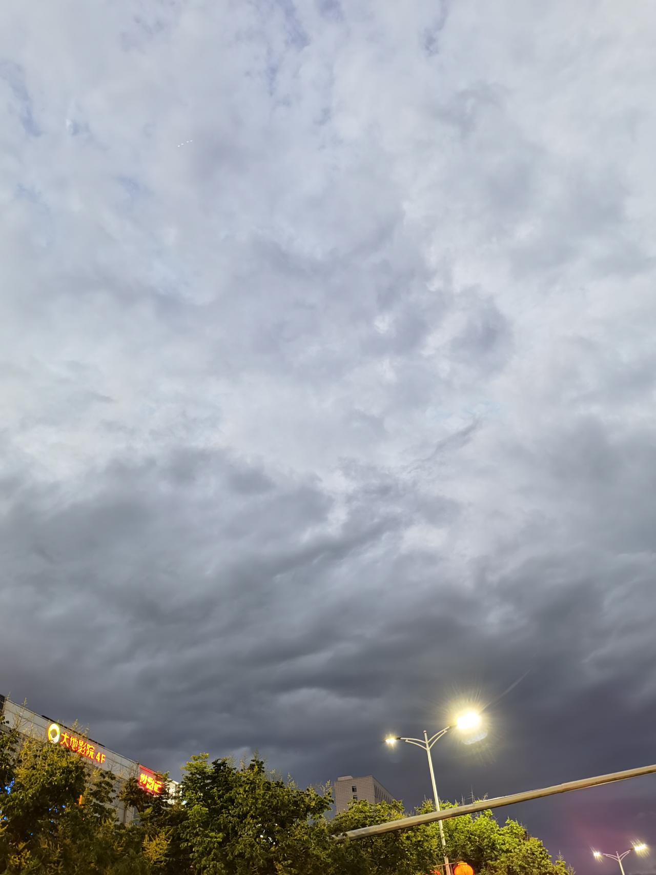 比亚迪秦PLUS DM-i 提车以后发现下雨天倒车雷达误报，左侧没有任何物体和遮挡物也会一直滴滴响个不停，但是开一会以后