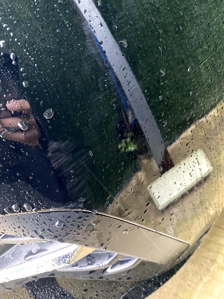 别克君威 车友们、提车不到一礼拜就蹭了，下大雨停车没看到路边柱子，这要怎么办？有些心疼，要不要报保险？还是去外面抛光？