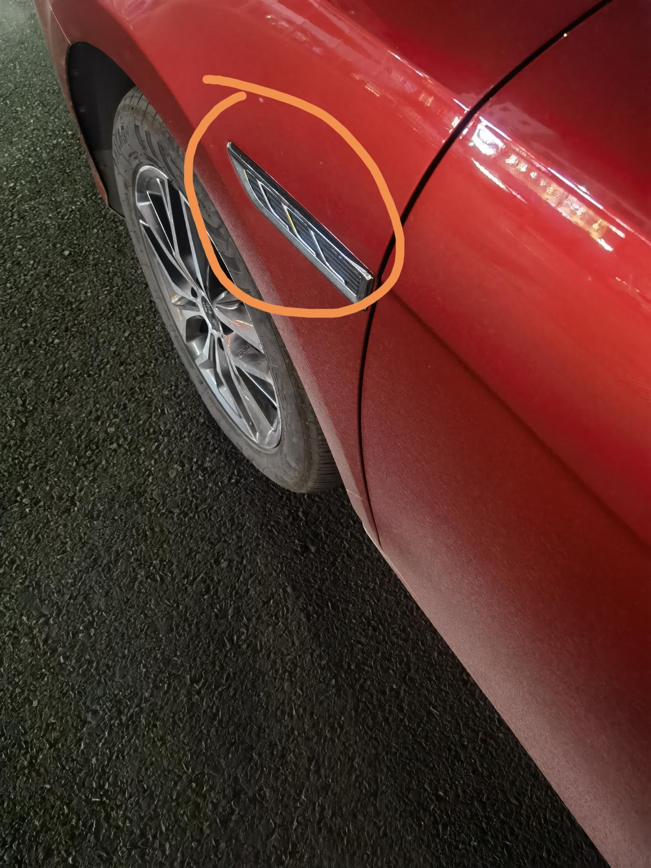 比亚迪秦PLUS DM-i 这鱼鳃的灯怎么开啊？为什么我晚上看见别的车这个鱼鳃是亮着的，为什么我的不亮