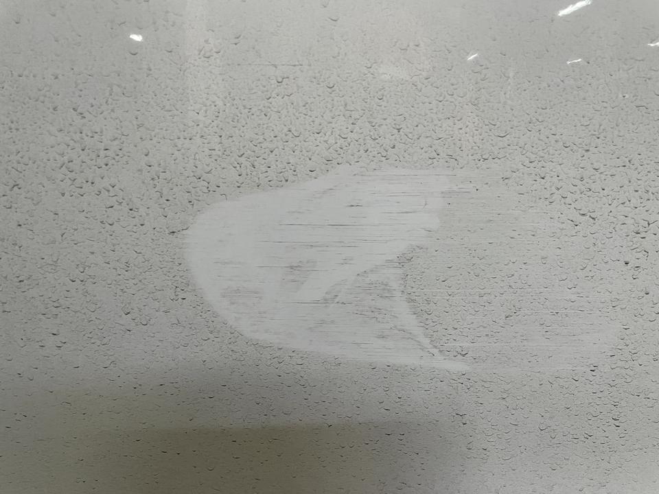 丰田卡罗拉 求助各位司机，我刚刚停车的时候不小心碰到一辆丰田车的左边门，车主没留电话，我就留了我的，请问这种程度，我得赔