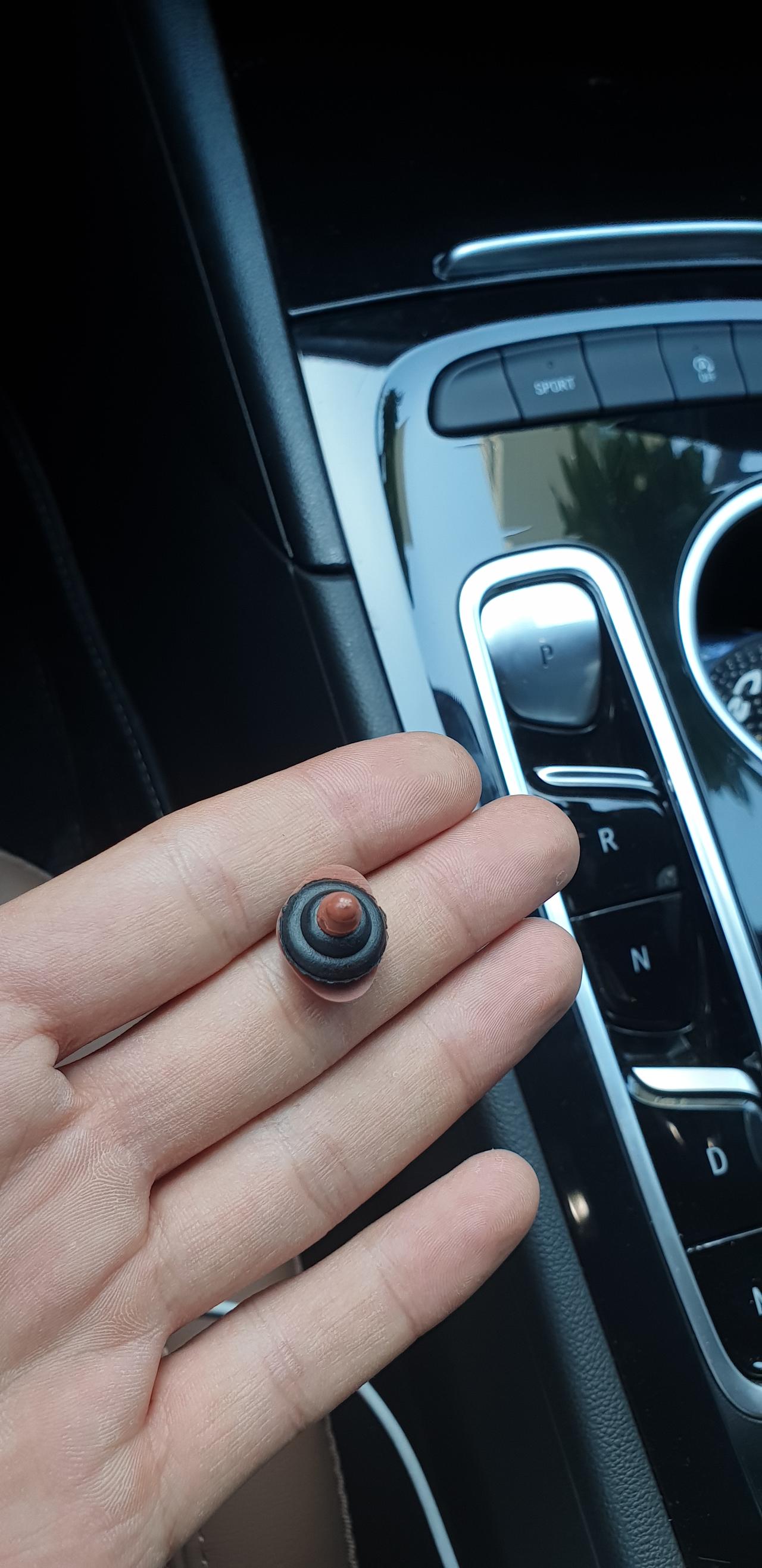 别克君威 各位大哥，这是个什么东西？后排找到的，是车里用的么？