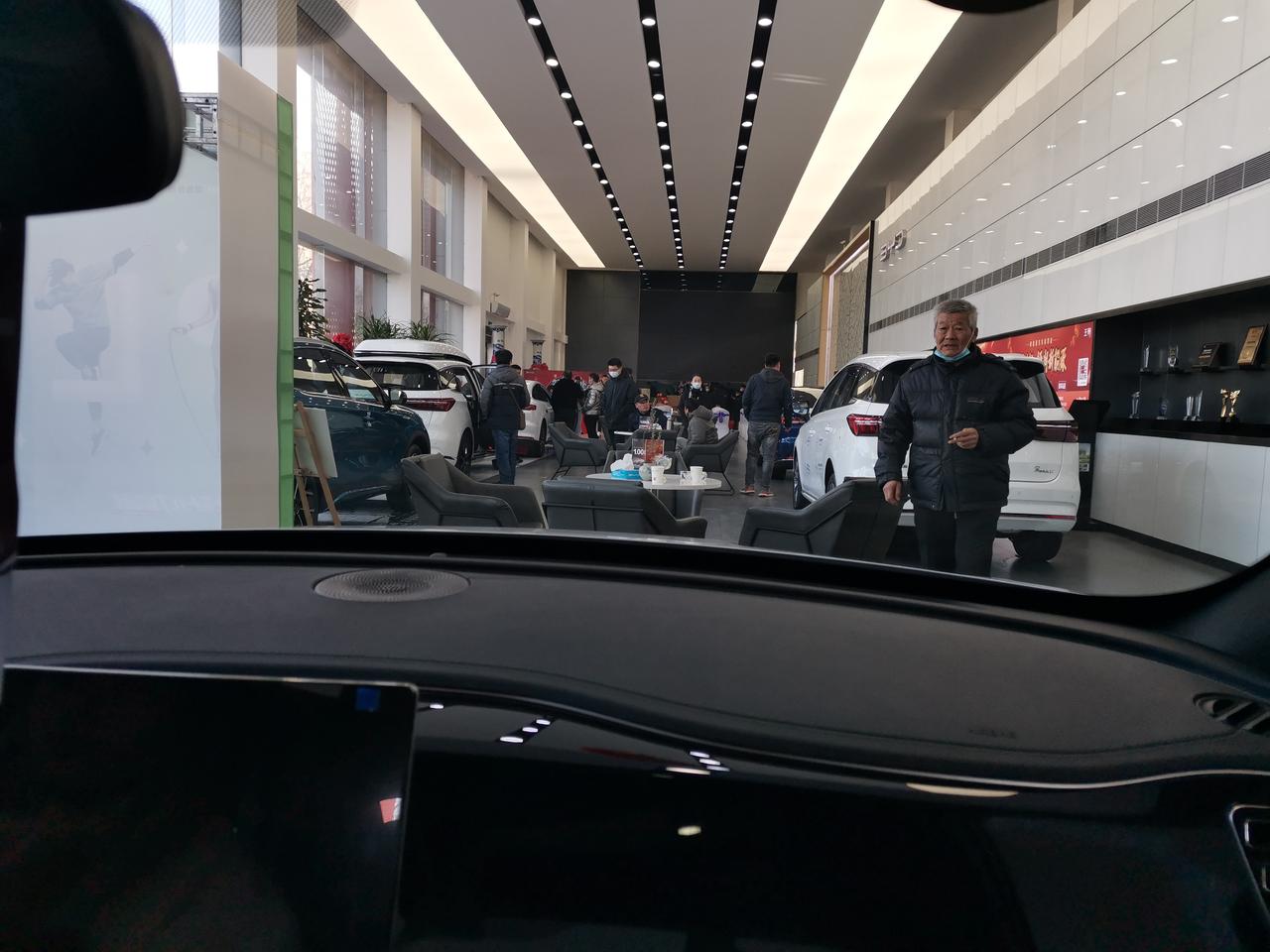 比亚迪秦PLUS DM-i 各位朋友好，我第一次买车，2.19号订的车，明天叫我去交钱。说是周一可以开发票，然后把车开走