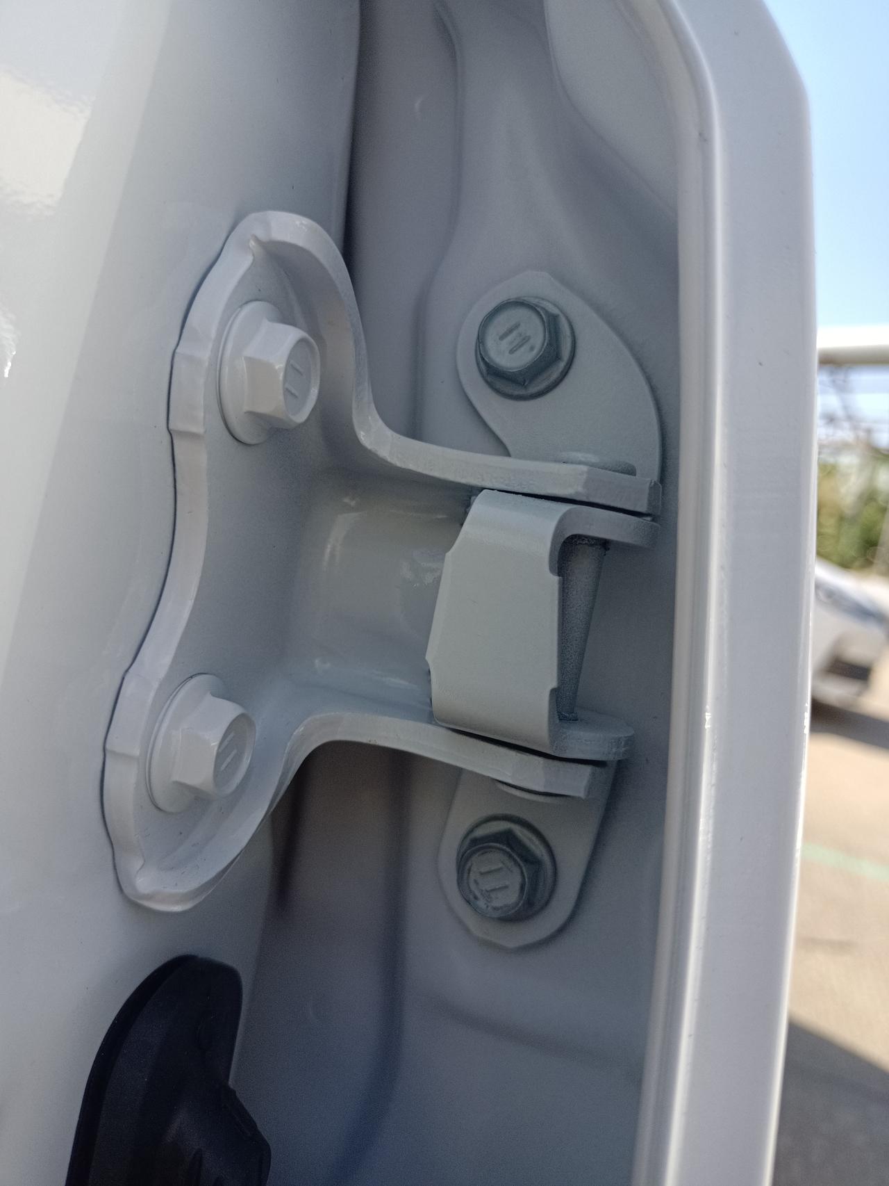 丰田卡罗拉 前几天去验车  电瓶边下方的螺丝和后排两个门的螺丝都有扭过的痕迹  请问各位车主正常吗  其他的没什么问题 