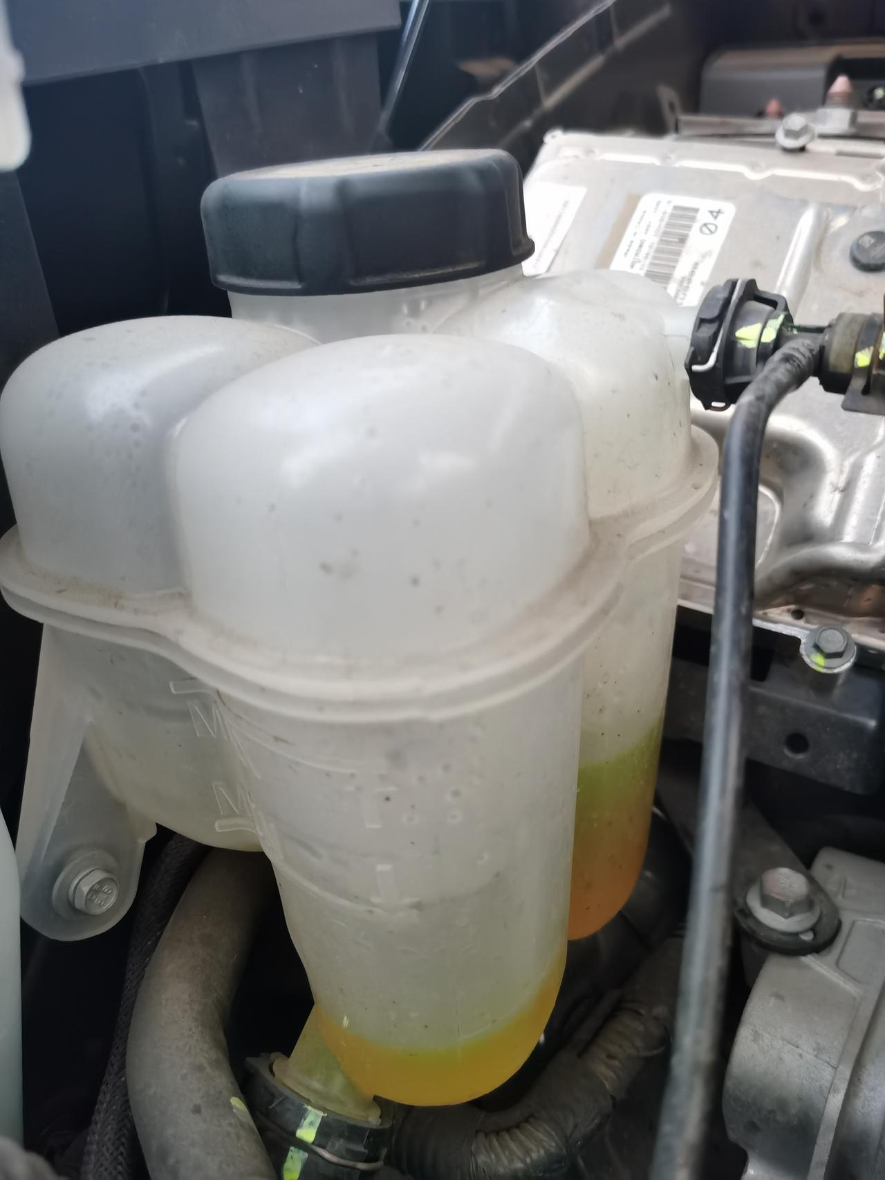哈弗大狗 4月的田园犬，8个月，行程破万，防冻液就这点了？该用什么型号的防冻液呢不知道啥球情况