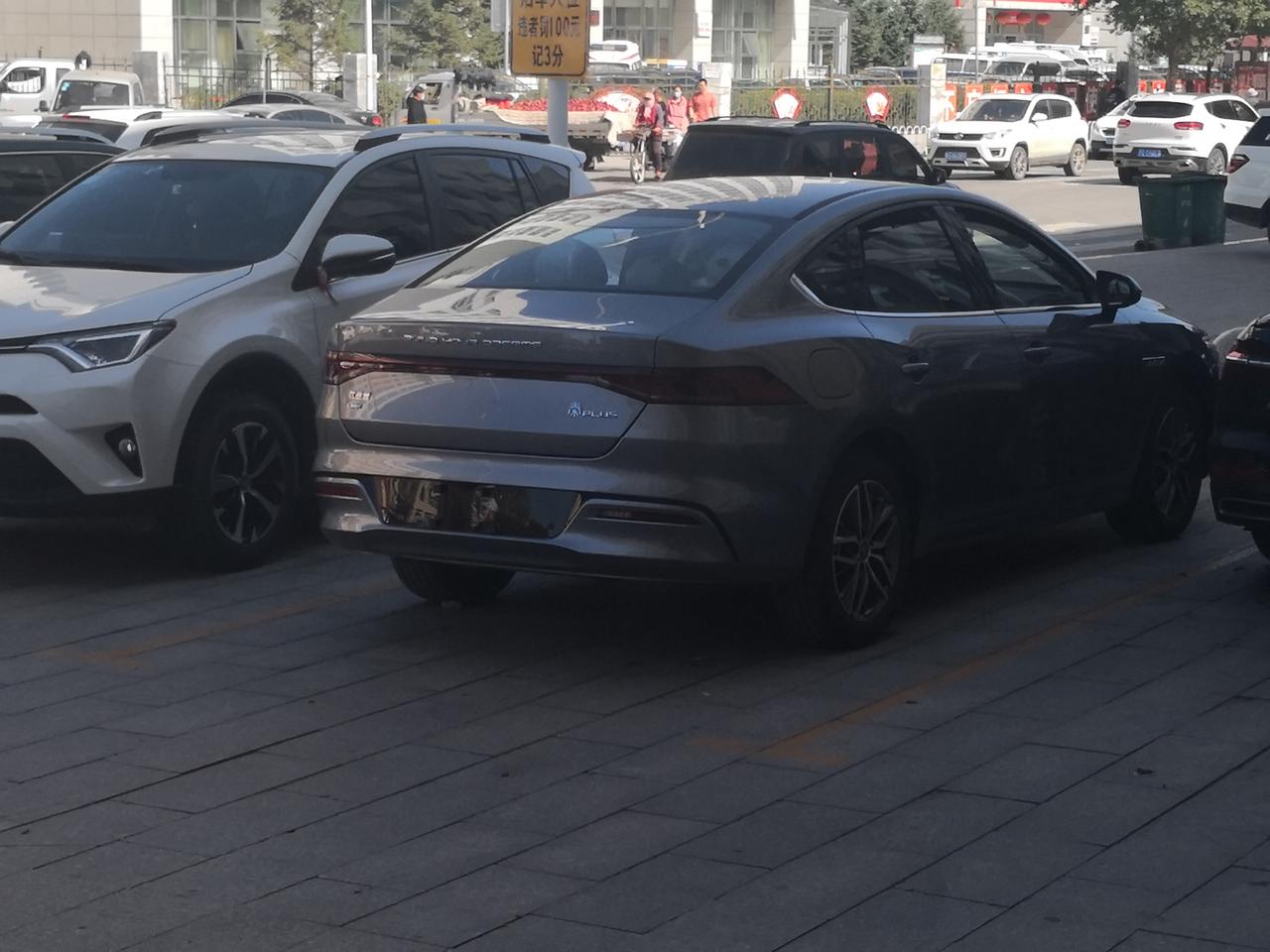 比亚迪秦PLUS DM-i 求助一下，行车记录仪怎么按？后摄像头打孔出还是按里面了？有车友换大灯封吗