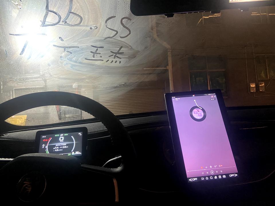 比亚迪秦PLUS DM-i 为啥我的车开的时候一直有电流声，这正常吗