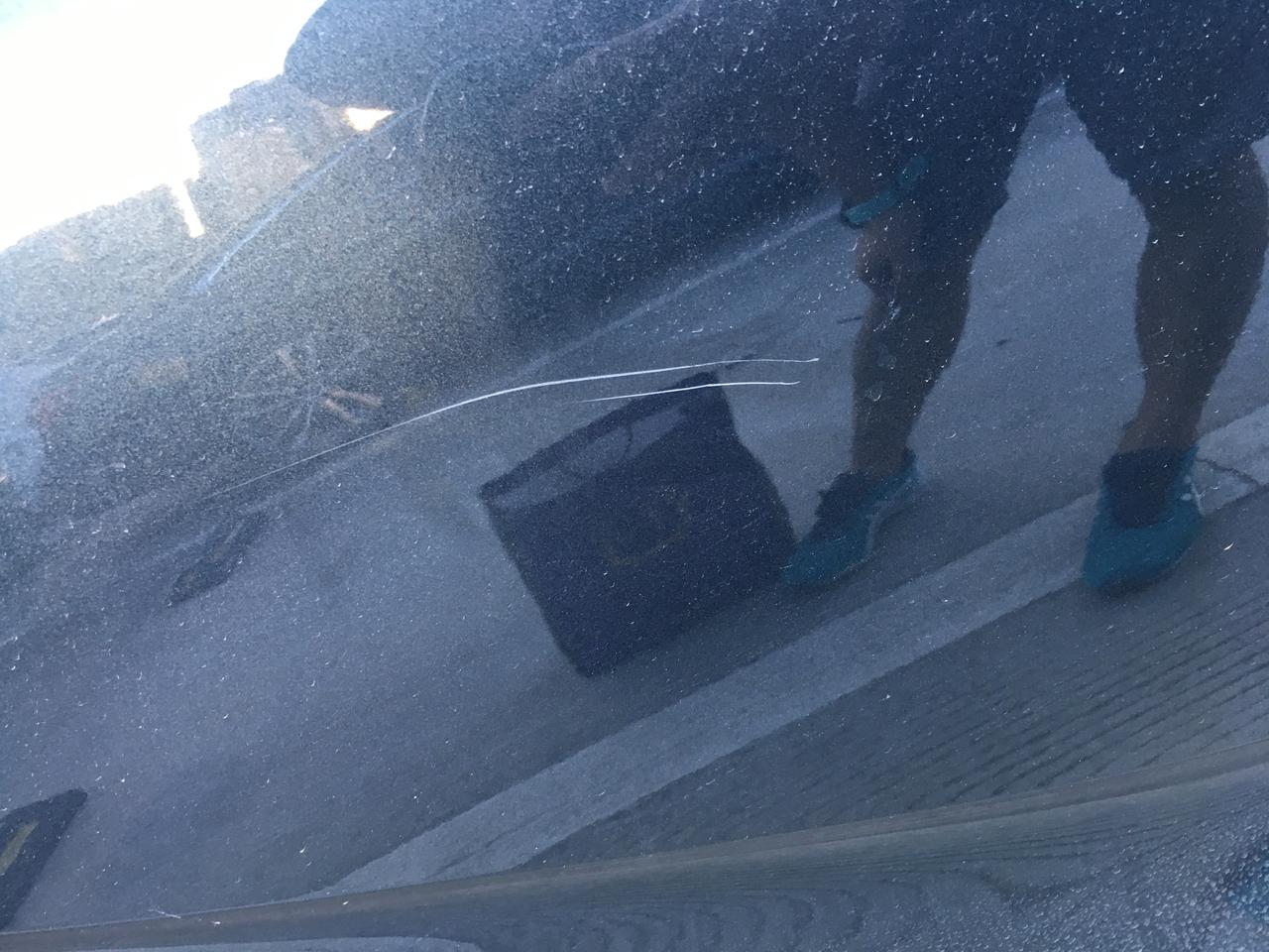 别克君威 昨天停路边被人刮了，这个需要怎么处理，补漆费用多少？