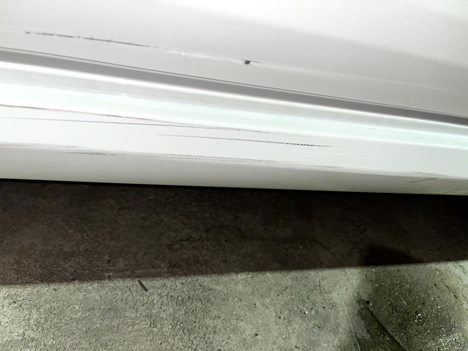 车刮到石头成这样了，维修多少钱啊？去4s还是路边维修店？还有保险这些的，我该怎样选择？小白一个，求大哥大姐们解诀，车是2