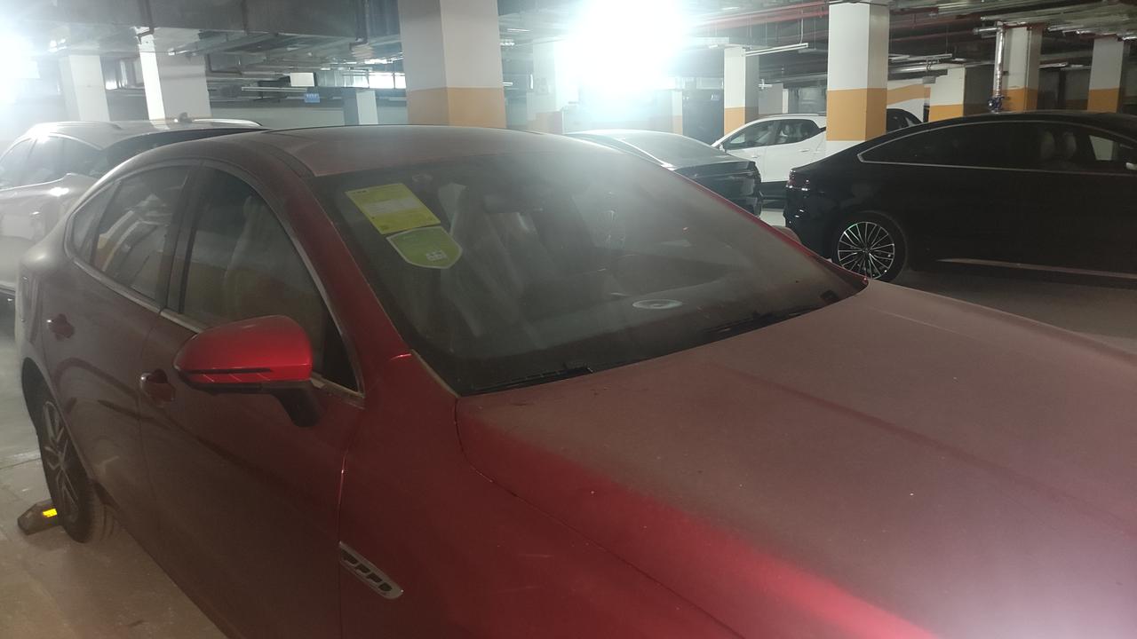 比亚迪秦PLUS DM-i 今天去看车，有个红色秦plus dmi，出厂里程为9公里，然后出厂为三月份，去看发展比较脏，