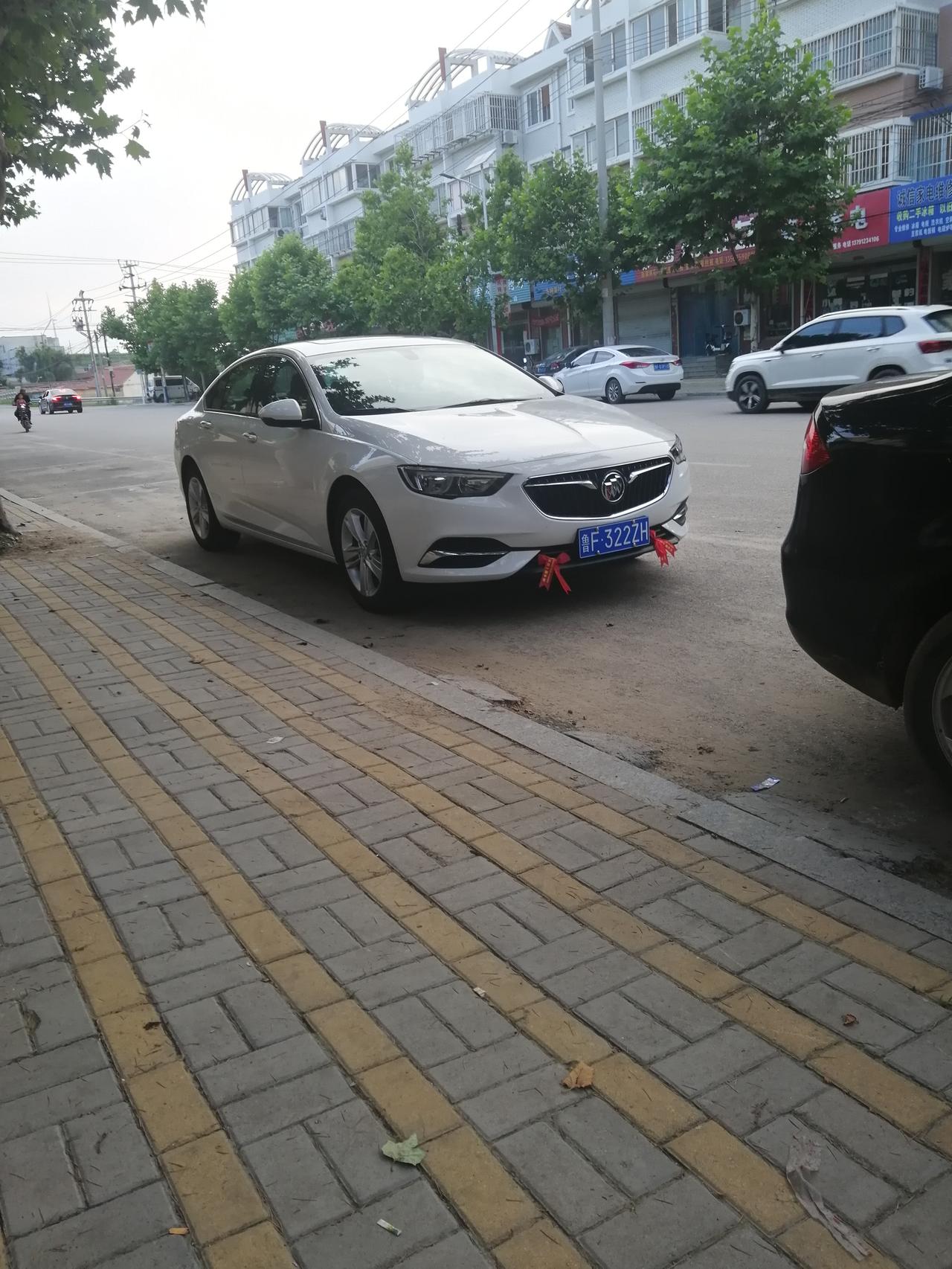兄弟萌，我19君威精英，1800公里，最近发现有时候踩油门80多速度的时候脚底那有热水冒上来，就是油门刹车踏板那块，明显