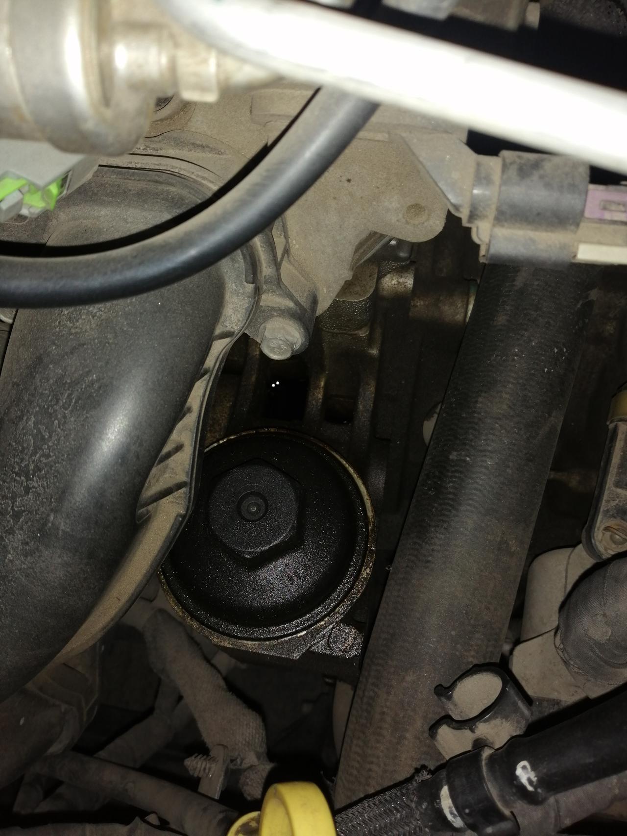 请教师傅：我的车13款别克君威丟油严重，每2000公里丟4升机油，而且机油滤芯上面密封装置全是油渍，是什么原因，请指导谢