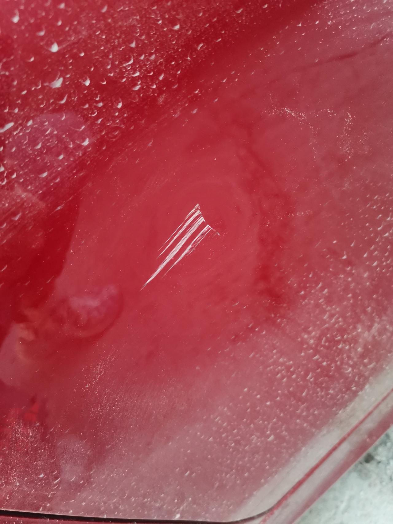 比亚迪秦PLUS DM-i 新车没满月就一血了，红色车，有啥好的方法盖住这个痕迹啊