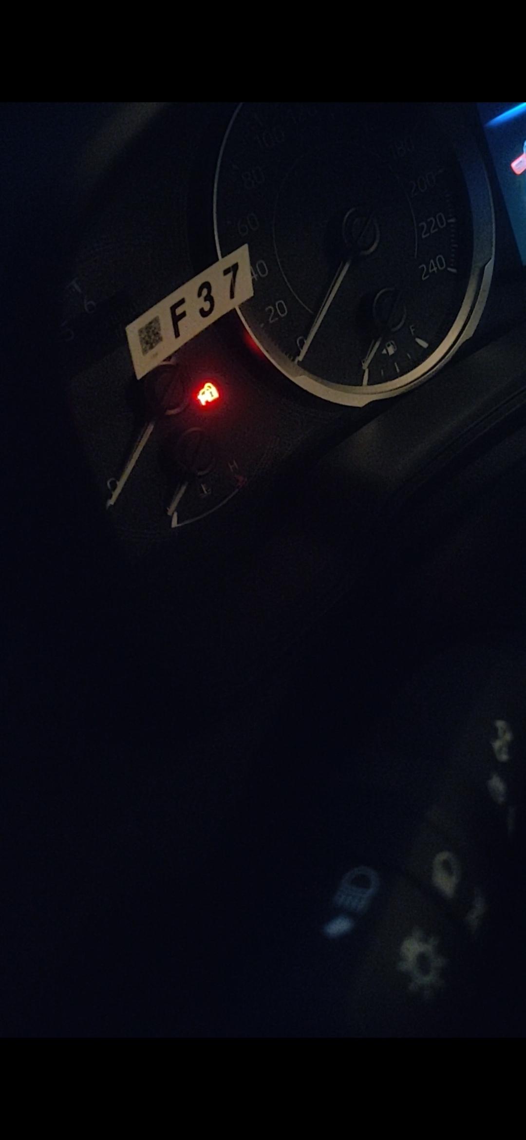 兄弟们卡罗拉1.2T先锋版PLUS熄火后仪表盘这个红灯总是一闪一闪是啥意思