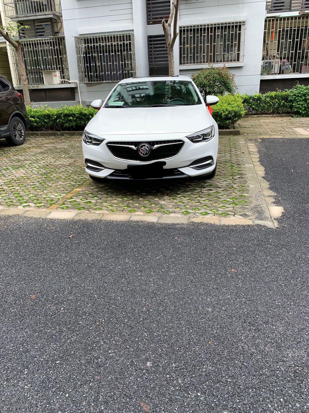 别克君威 新提的车 才跑了几十公里感觉方向盘好重 打方向也重 怎么回事 19款豪华的  内饰味道也大得很 一股浓浓的坐垫
