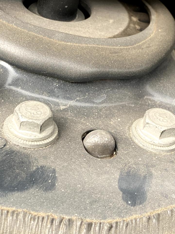 别克君威 问下各位你们的车这个螺丝有扭动过的痕迹吗？