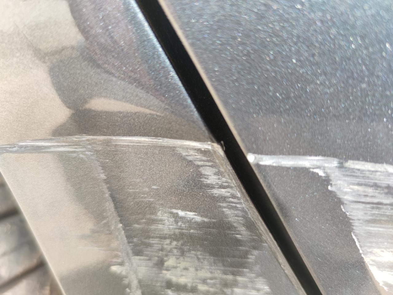 别克君威 今天早上出门怼柱子上了，边缘能看到钢板，不修会生锈吗？