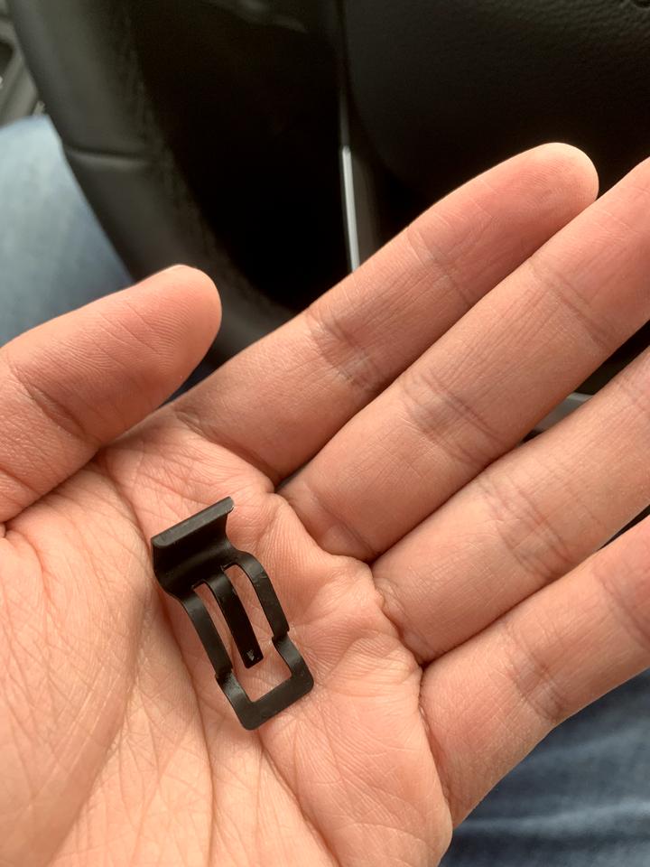 奇瑞艾瑞泽5 PLUS 油箱盖合不上了，这个小零件掉下来了，各位车主帮我看一下是怎么装的，求助求助！