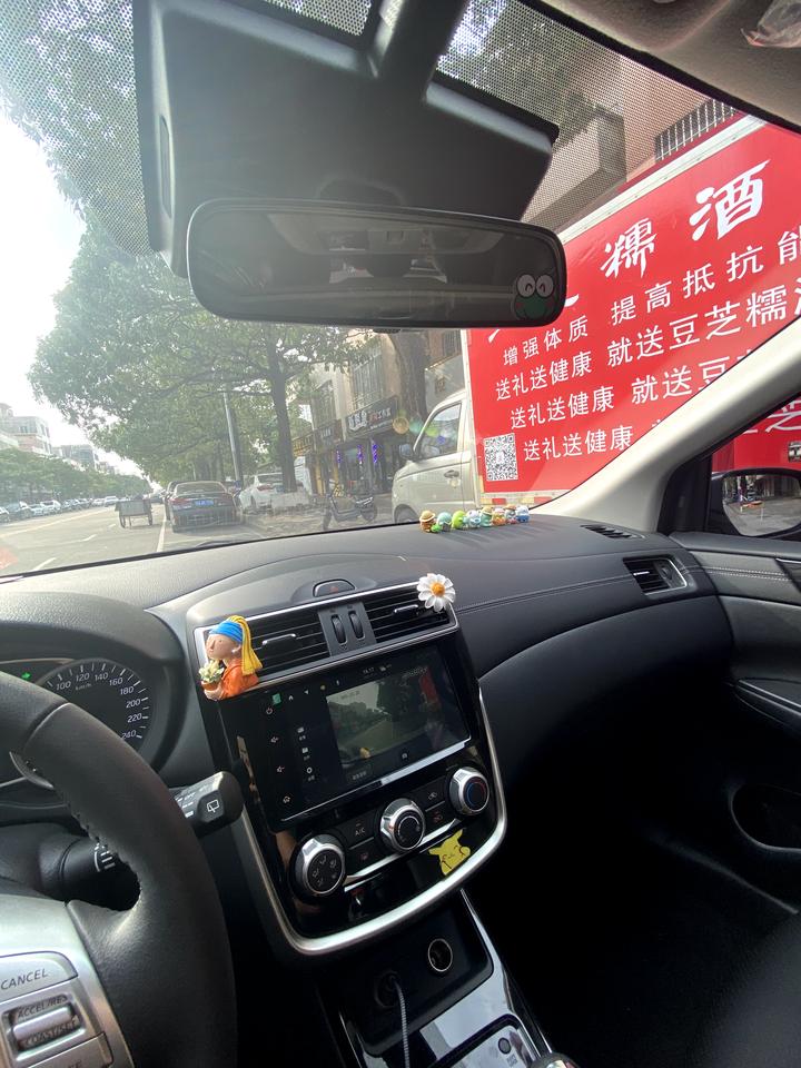 日产骐达TIIDA 为什么我的骐达一加油很大声啊 发动机的声音吗 那个行车记录仪怎么弄的