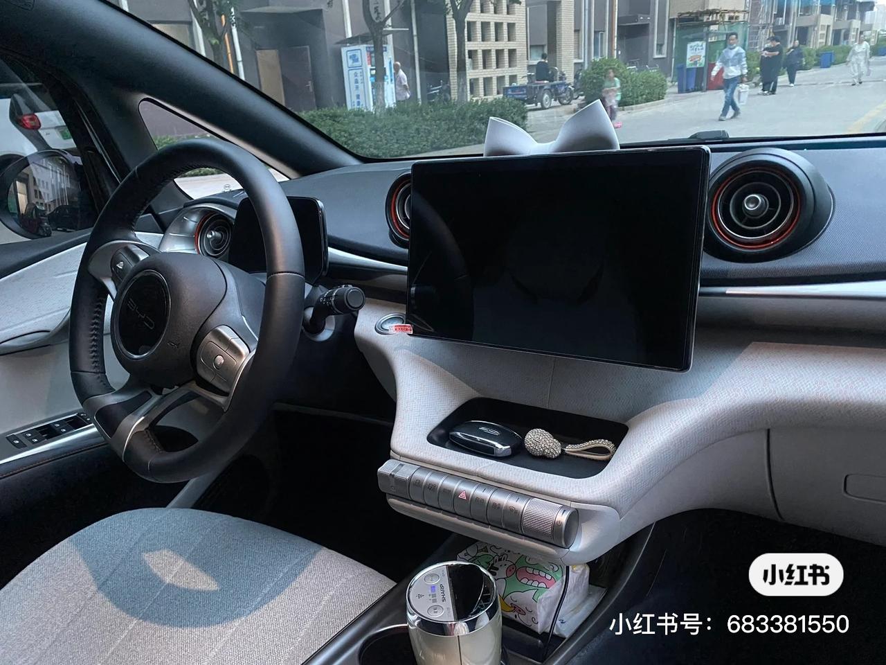 名爵MG MULAN 海豚时尚和名爵木兰豪华版到底买哪个好，纠结好几天了，女生平时上下班开，偶尔跑跑高速，家里有个五系，
