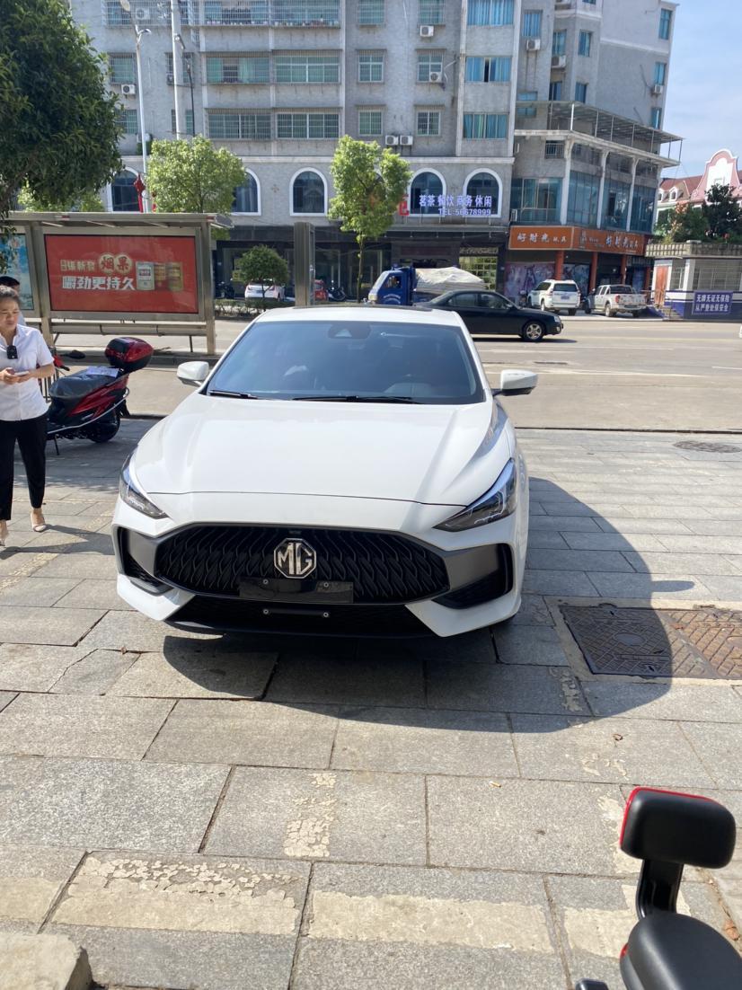 名爵5 大佬们，问下180cvt 青春豪华版  和300dct青奢豪享版除了最大速度差了20km外有什么区别？还有大佬们
