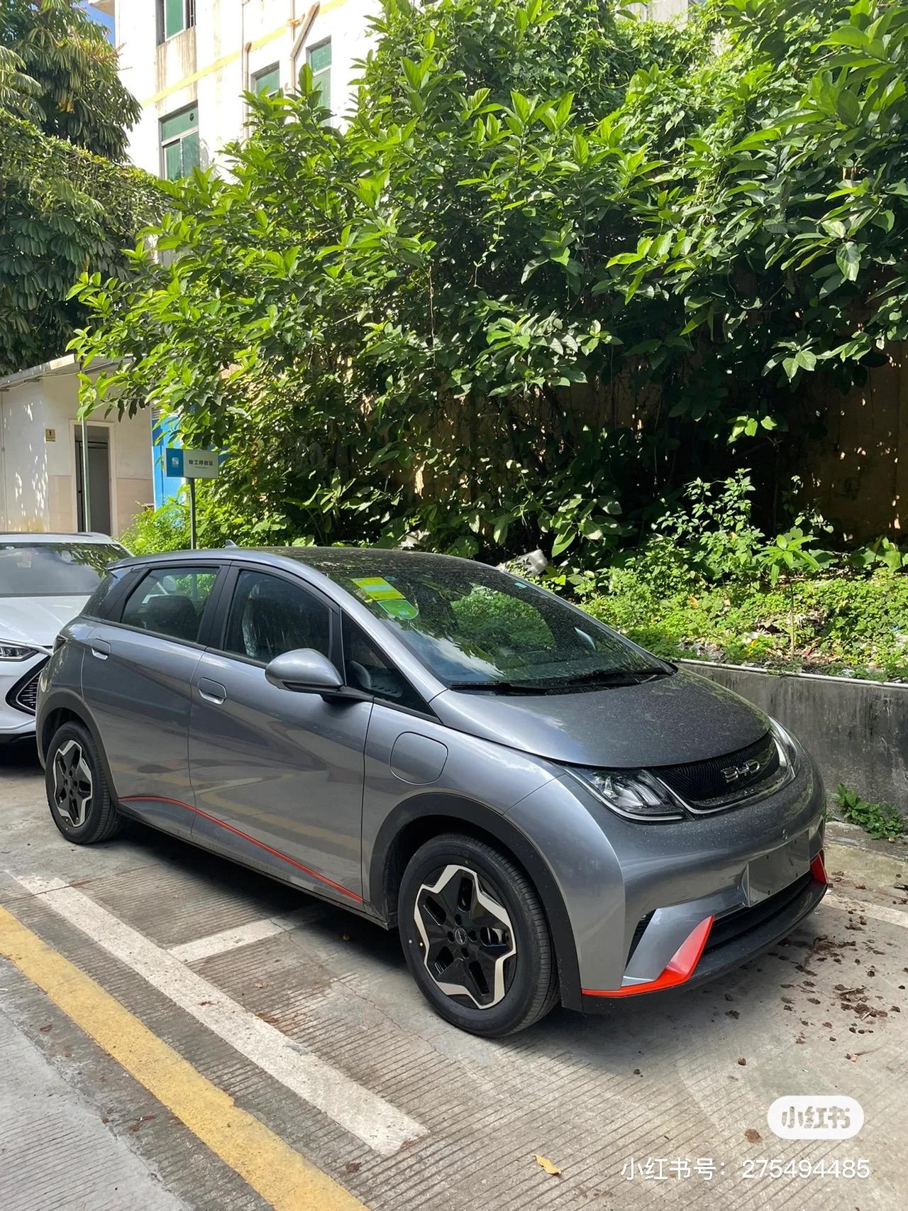 名爵MG MULAN 海豚时尚和名爵木兰豪华版到底买哪个好，纠结好几天了，女生平时上下班开，偶尔跑跑高速，家里有个五系，