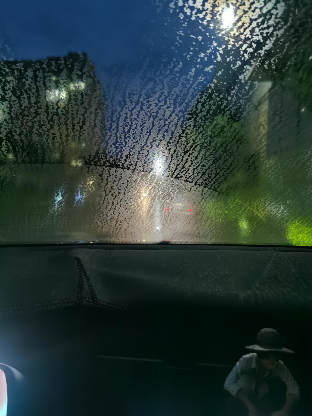 车内看外面下雨图片图片