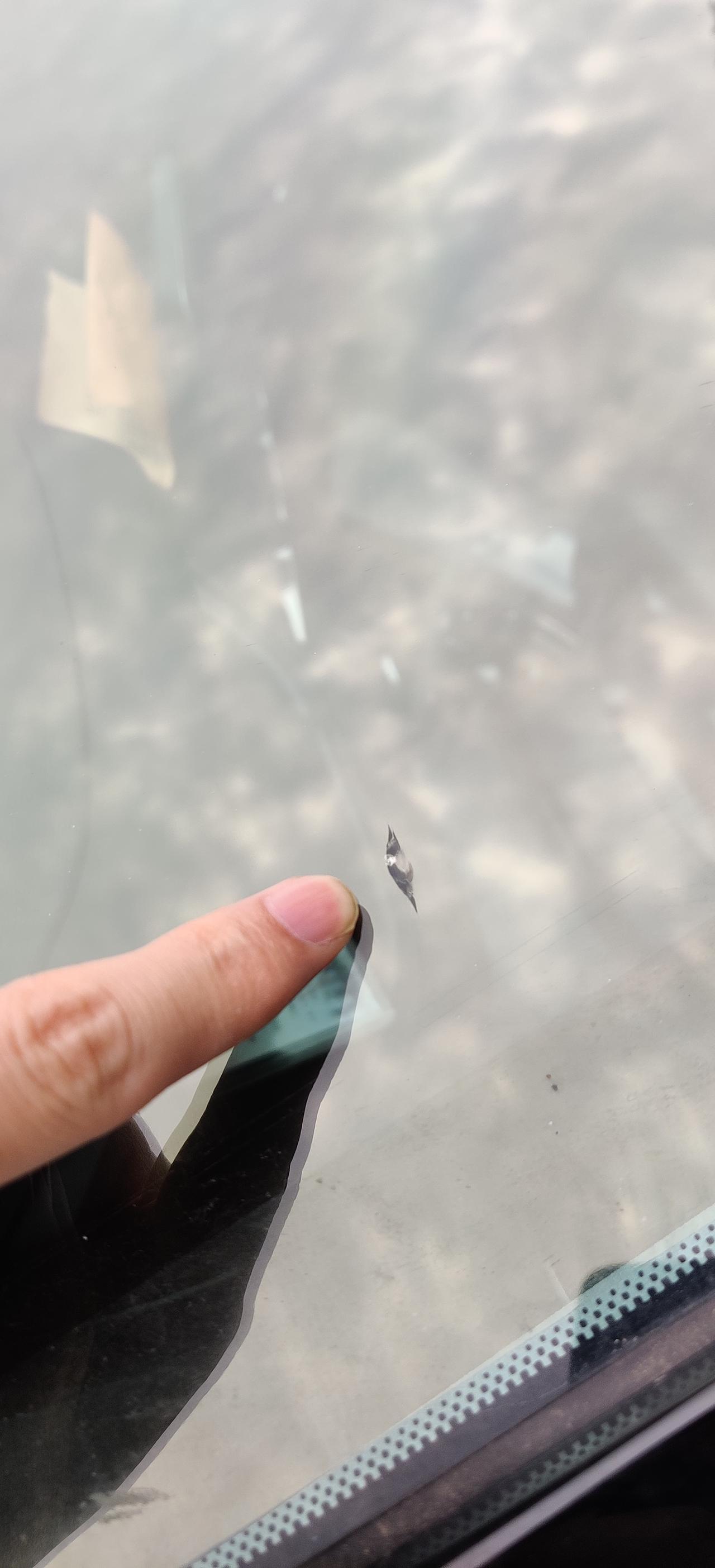 标致4008 各位老司机，前挡玻璃1厘米左右的月牙裂痕怎么处理？所谓玻璃修复液有用吗？被石子打过好多次了，这一次啪一下，