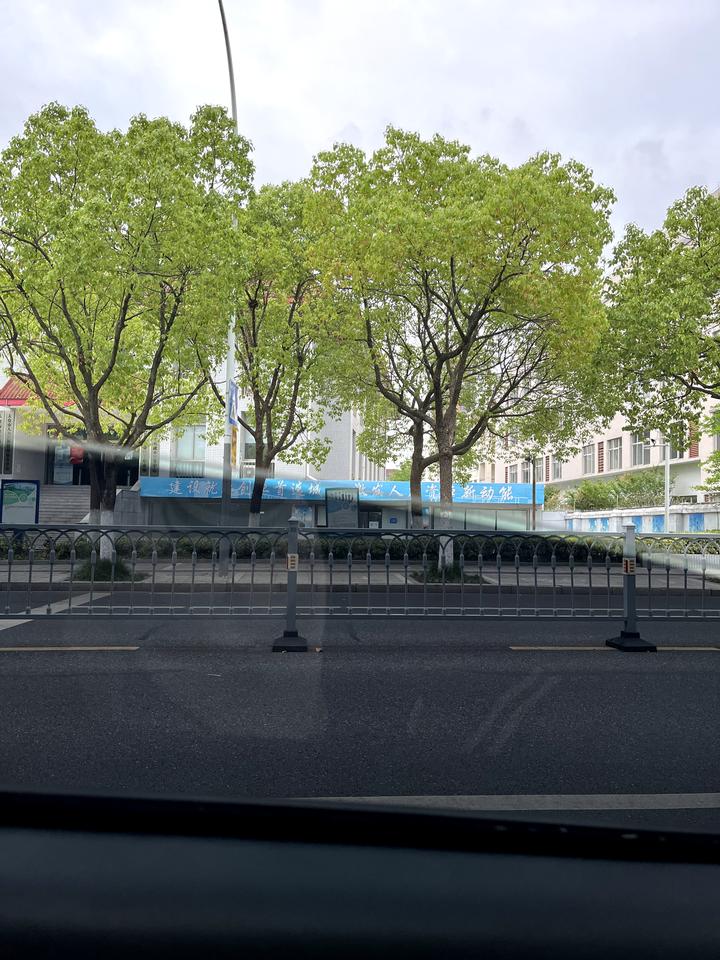 奇瑞艾瑞泽5 PLUS 主驾驶车膜这么黑有问题吗？我感觉我要瞎了
