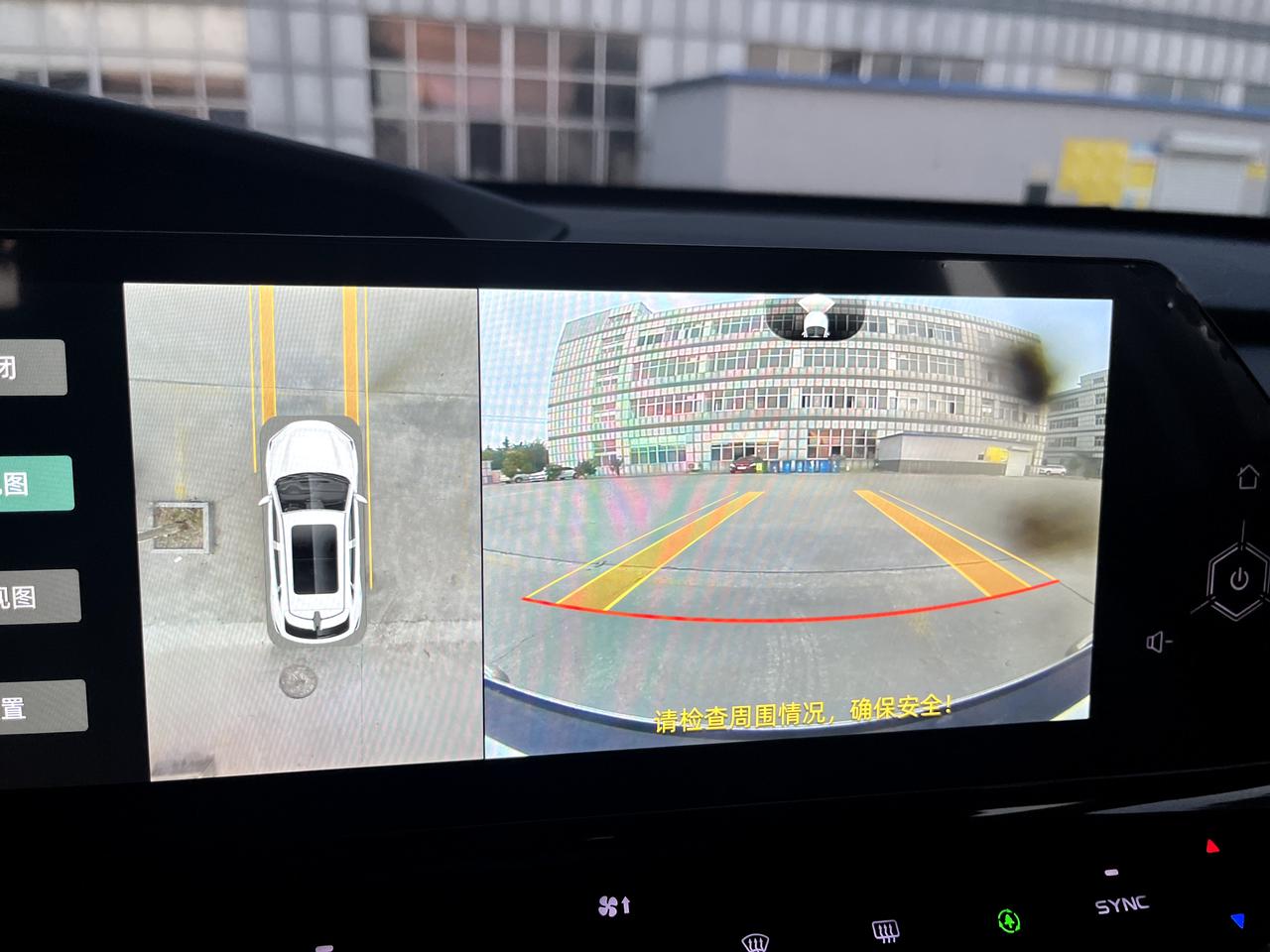长安UNI-K iDD 我想问一下，映像中这一些脏地方是在哪个位置，想擦一擦，找了一整圈也没有擦掉