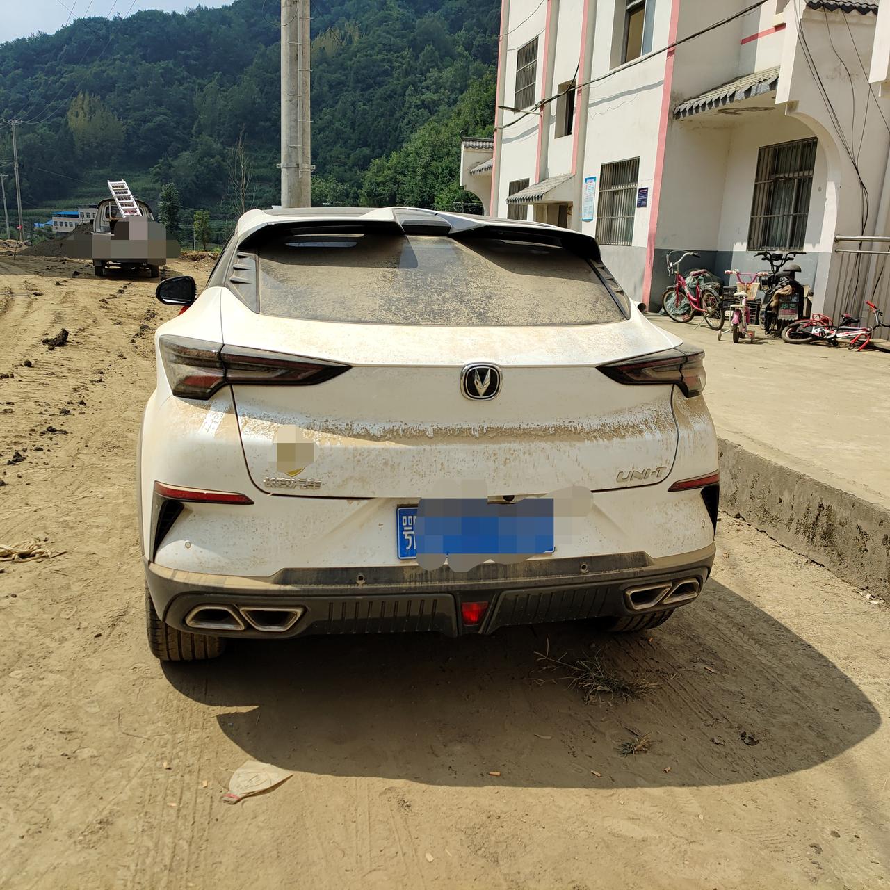 长安UNI-T 上次跑土路，右后胎侧边刮掉了半个指甲大的皮，要不要紧，我看现在旁边都有点开裂了，要不要补个胎，多少钱