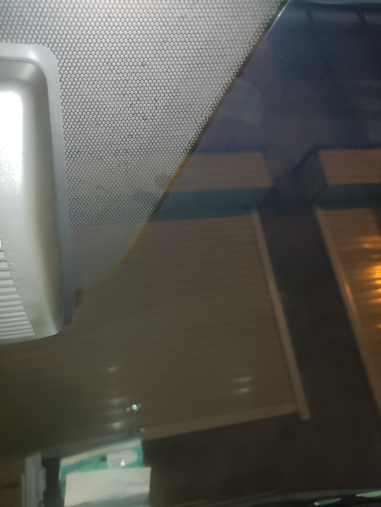 日产骐达TIIDA 21款骐达 贴的前挡膜都是这样吗 还是贴膜师傅没贴好  ？求大神解答
