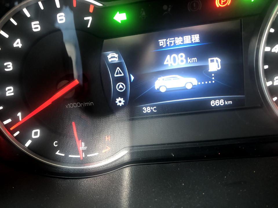 长安CS35 PLUS 7月22提的车，长期平均油耗撸到了8.7个了，可能是因为路况和个人驾驶习惯的原因吧，这车在空间上