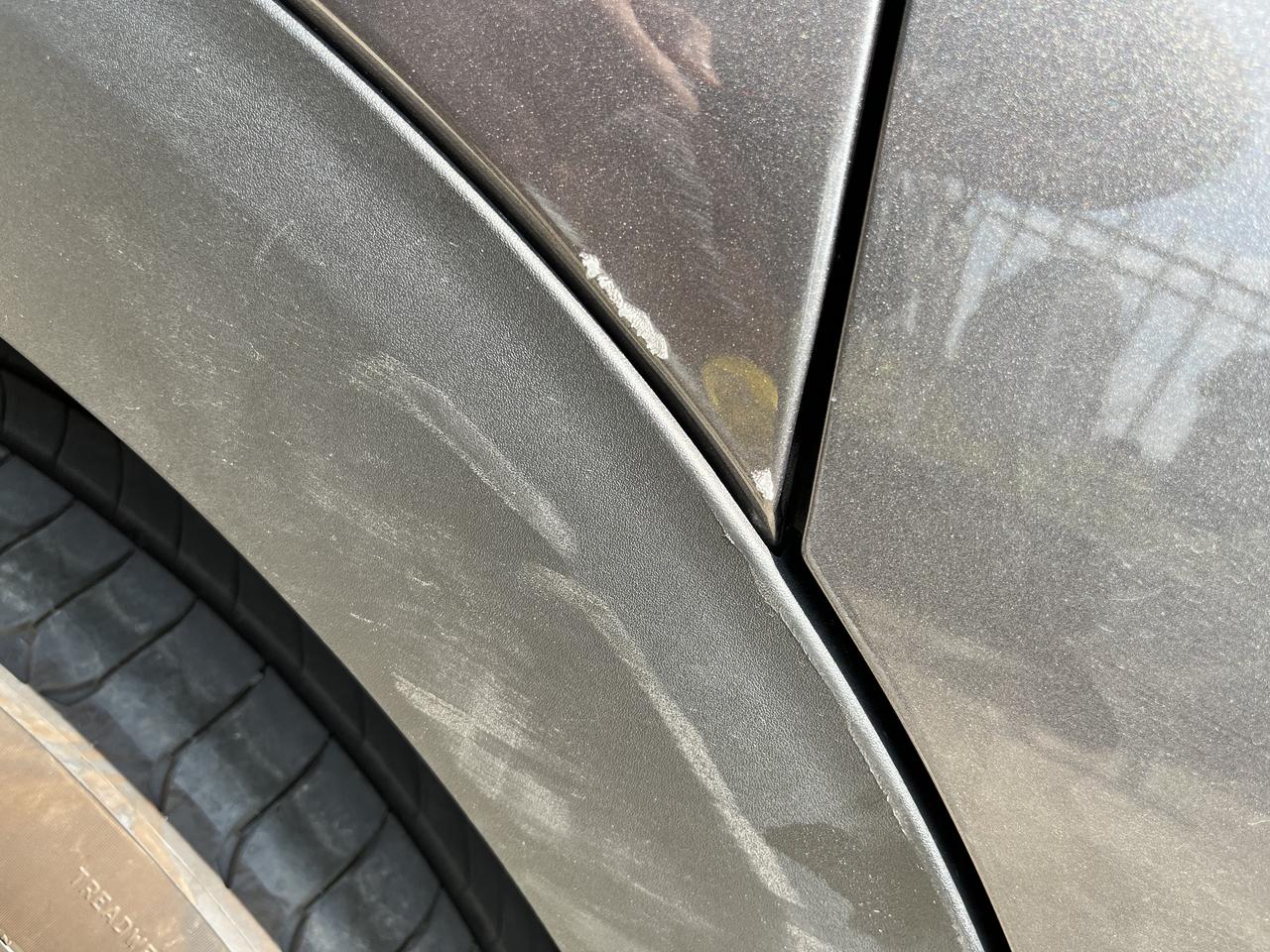 标致4008 与车库墙角亲密接触，剐蹭，后轮翼子板掉漆露底，貌似看到底层原子灰，一面油漆报价300搞不搞?