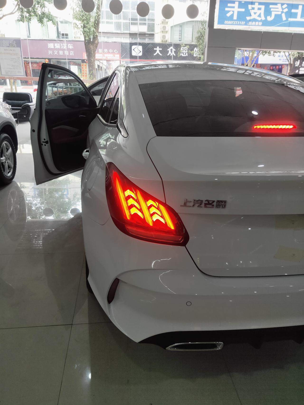 名爵5 我的是1.5L青春豪华版车价优惠3000，裸车79900，购置税6950，强制险跟车船1225，商业险3580全