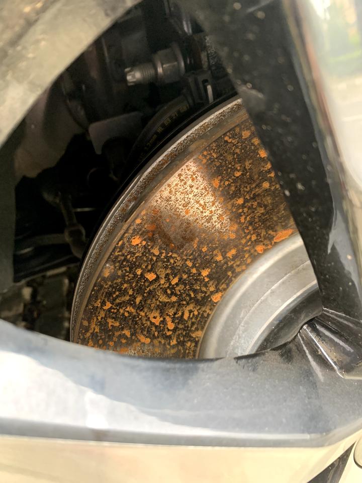 标致4008 四个轮子刹车盘都生锈了，各位伙伴，这样是属正常吗？六月底才提的车