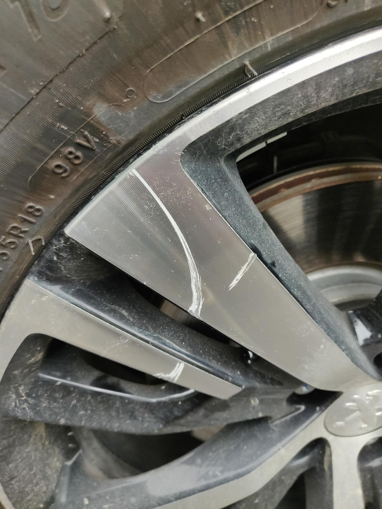 标致4008 擦挂到人行道路沿上了，这个咋个处理啊？
